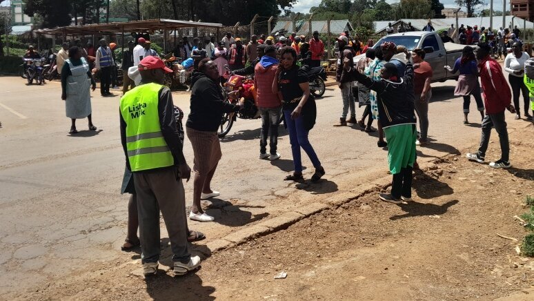 Chaos erupted at Karatina town as supporters of Mathira MP Eric Wamumbi and those of former Deputy President Rigathi Gachagua clashed