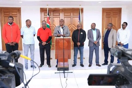 Machakos County Executive for Lands Nathaniel Nganga (centre) addressing journalists at Governor's Office on December 27, 2024. Mr Nganga claimed that the Ministry of Lands had overstepped its mandate by attempting to move Konza to Makueni from Machakos. He said such a move is violation of rule of law and the government must stop it