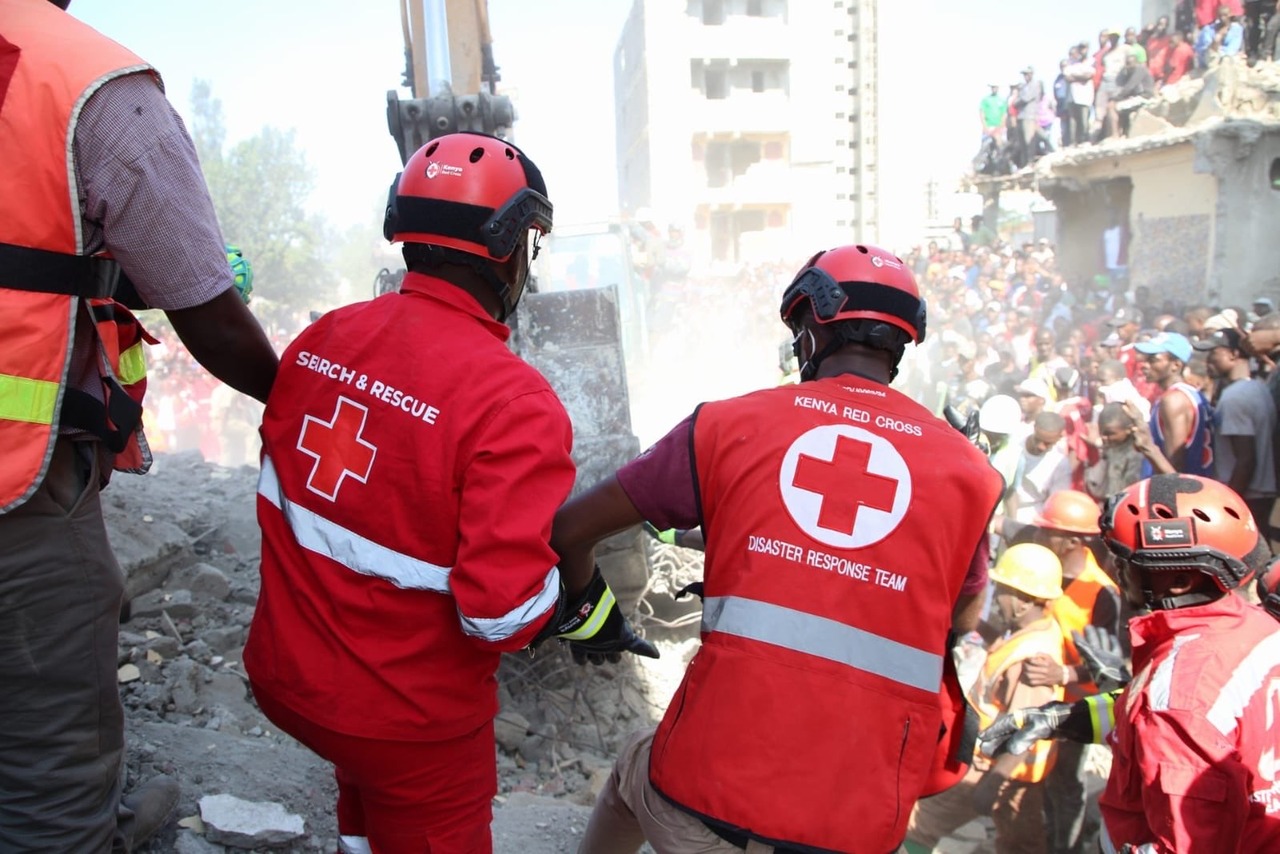Two jump to safety as Nairobi building collapses killing four