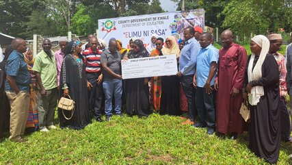 Kwale Governor Fatuma Achani poses with parents for a photo sessio