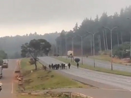 Goons block Southern Bypass in Kikuyu, deflate truck tyres