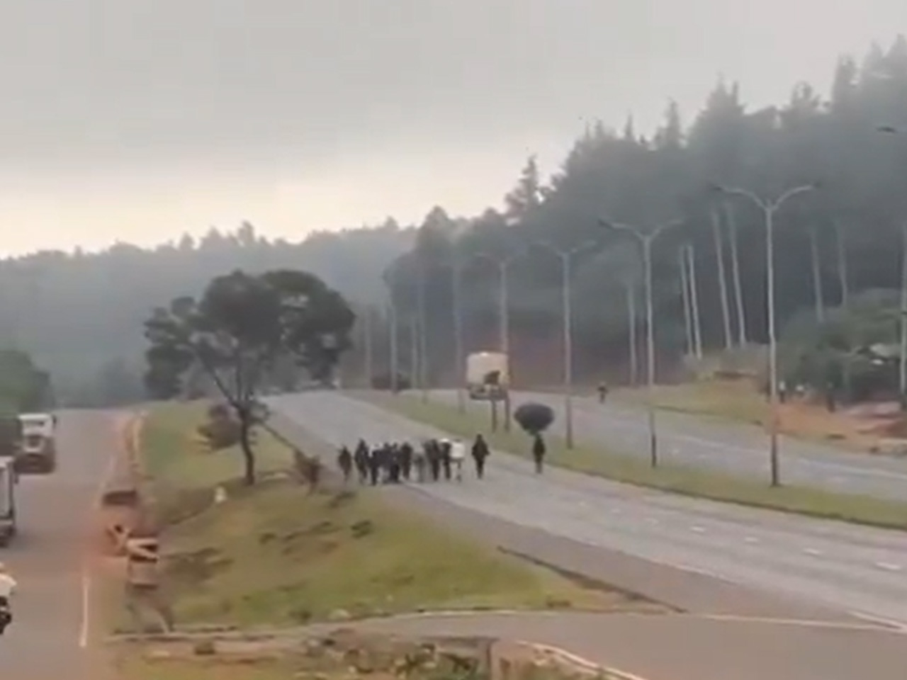 Goons block Southern Bypass in Kikuyu, deflate truck tyres